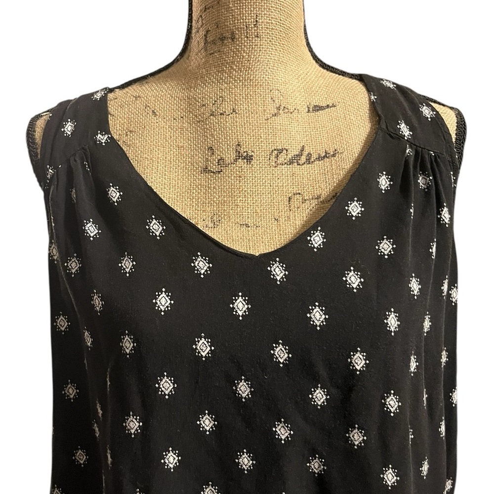 Old Navy Black and White Patterned Tank Top Blouse - Picture 2 of 9